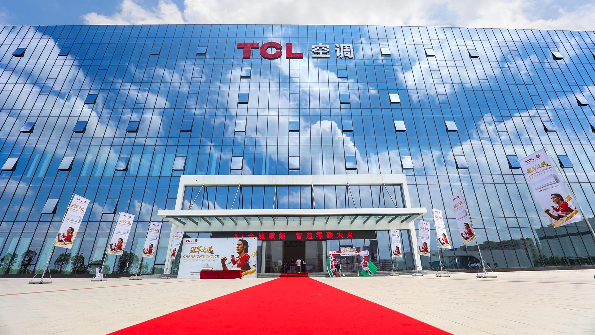 Arsenal Legend Robert Pirés Visits TCL Air Conditioner Smart Manufacturing Base, Experiencing "Champion-Level" Smart & Healthy Air