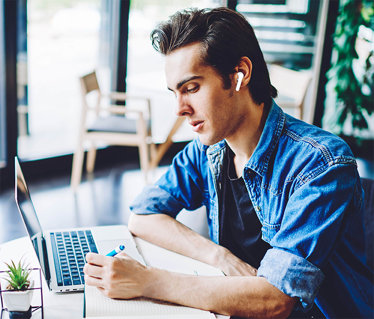 Технический писатель. Мужчина пишет каждый день что это. Мужчина пишет каждый день что это. Мужчина пишет в блокноте. Мужчина пишет каждый день что это.